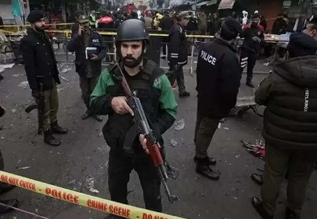 पाकिस्तान में आतंकियों के हमले में चार पुलिसकर्मी मारे गए