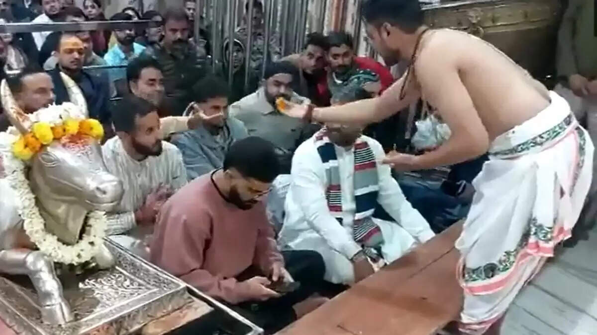 विराट कोहली का फोन चलाते हुए भस्म आरती में नजर आना, फैंस ने किया ट्रोल