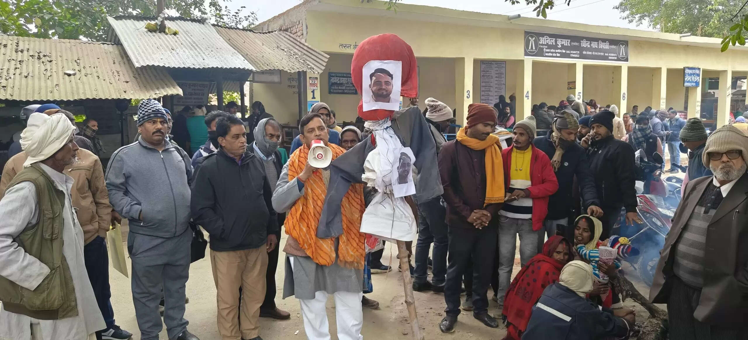 नौतनवा तहसील में उपनिबंधक के खिलाफ आंदोलन तेज, 75वें दिन पुतला दहन