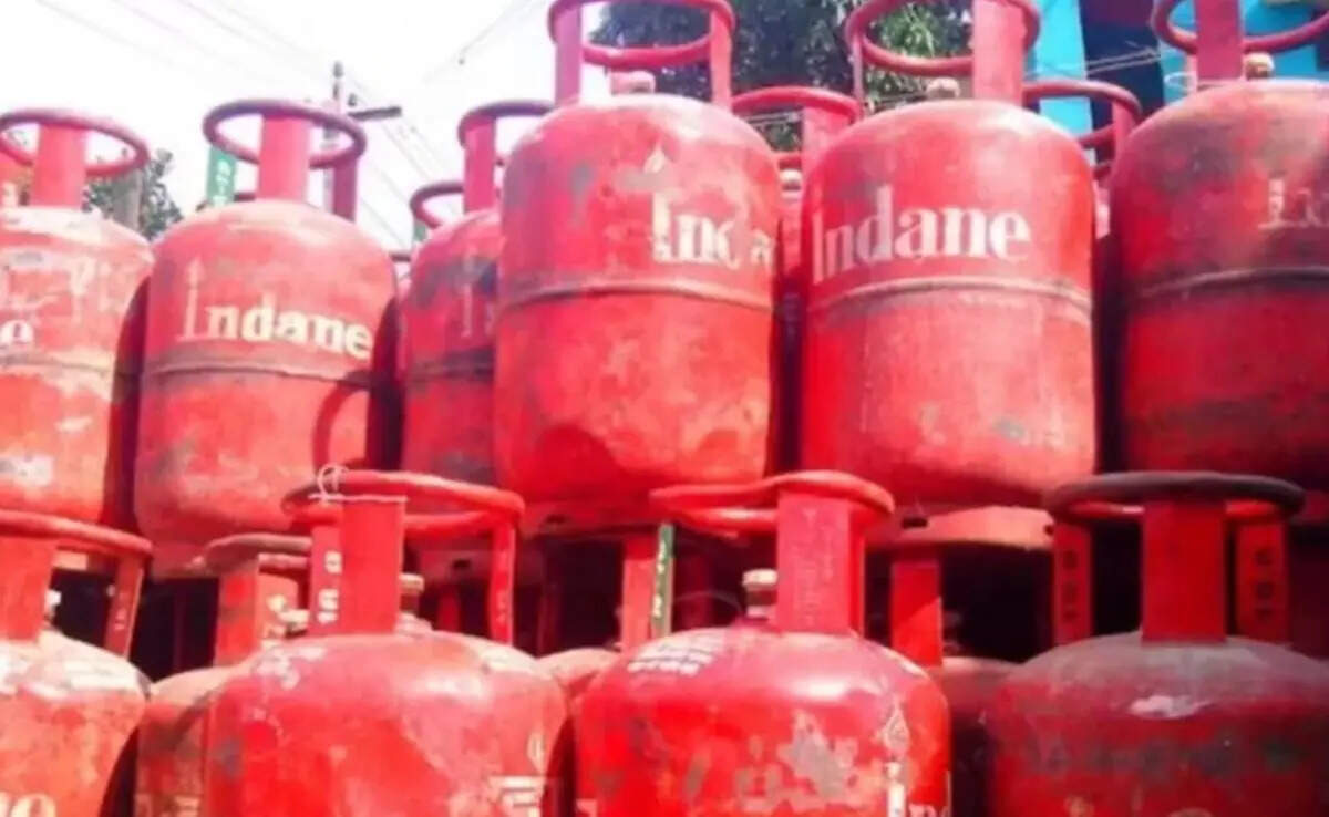 कमर्शियल LPG सिलेंडर की कीमतों में भारी वृद्धि, घरेलू सिलेंडर स्थिर