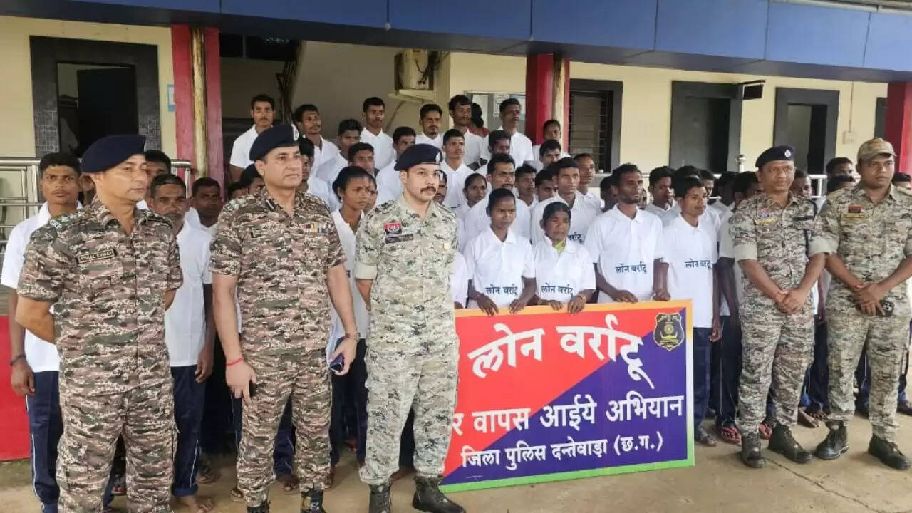 छत्तीसगढ़ में नक्सलियों का आत्मसमर्पण: 71 माओवादी लौटे मुख्यधारा में