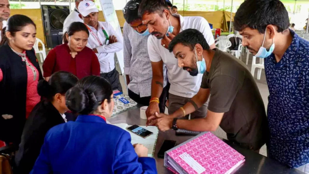 अहमदाबाद से लंदन जा रही एयर इंडिया की फ्लाइट का दर्दनाक हादसा: 270 शवों की पहचान में मुश्किलें