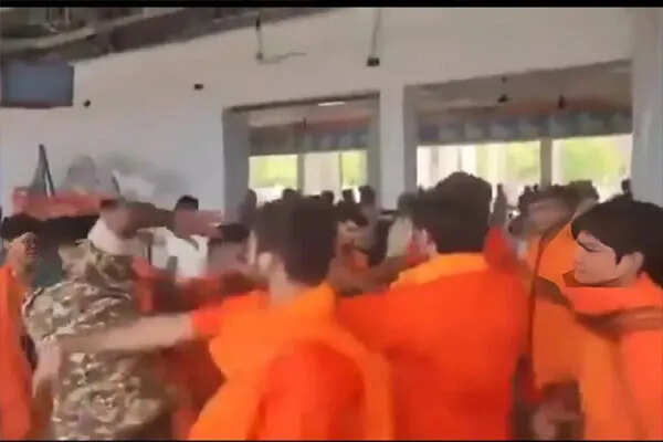 मिर्जापुर में कांवड़ियों द्वारा CRPF जवान पर हमला: वीडियो वायरल