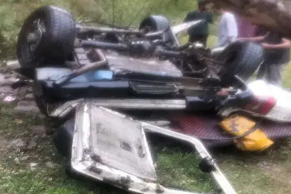कुल्लू में आंधी-तूफान से बोलेरो पर गिरा पेड़, चार शिक्षिकाओं की जान गई