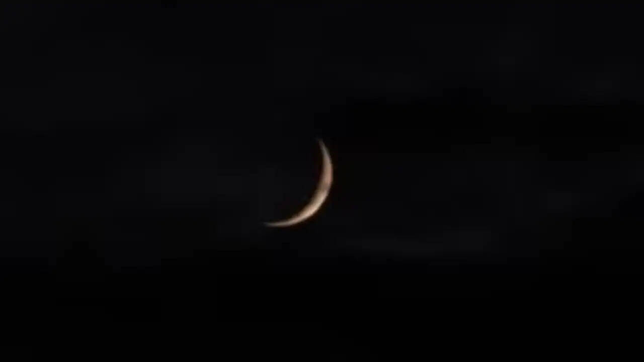 ईद अल-फितर का जश्न: भारत में चांद दिखते ही शुरू हुई तैयारियां