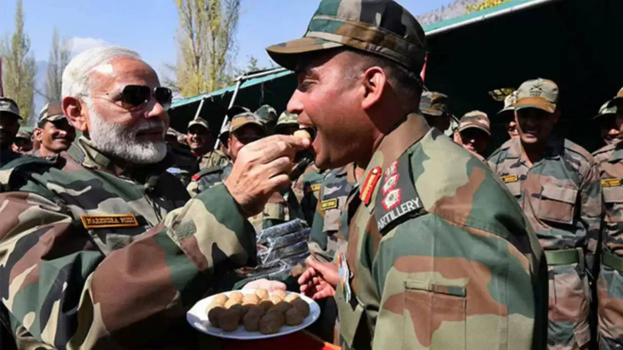 दिवाली 2025: पीएम मोदी की सीमाओं पर सैनिकों के साथ मनाने की परंपरा जारी