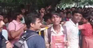 कोलकाता में TET पास अभ्यर्थियों का प्रदर्शन, भर्ती प्रक्रिया में देरी पर नाराजगी