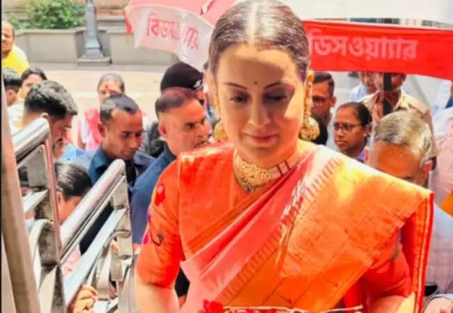 कंगना रनौत का कोलकाता दौरा: कालीघाट मंदिर में पूजा और विधानसभा चुनाव की तैयारी