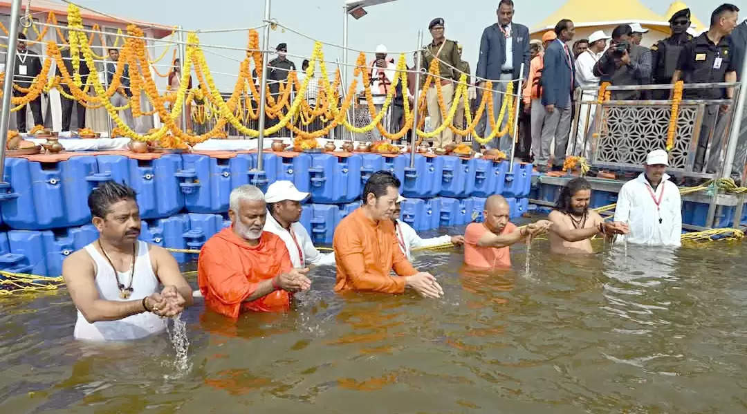 संगम में भूटान के राजा नरेश जिग्मे के साथ स्नान करते मुख्यमंत्री योगी आदित्यनाथ, सेतुवा बाबा, मंत्री नन्दगोपाल गुप्ता व अन्य 