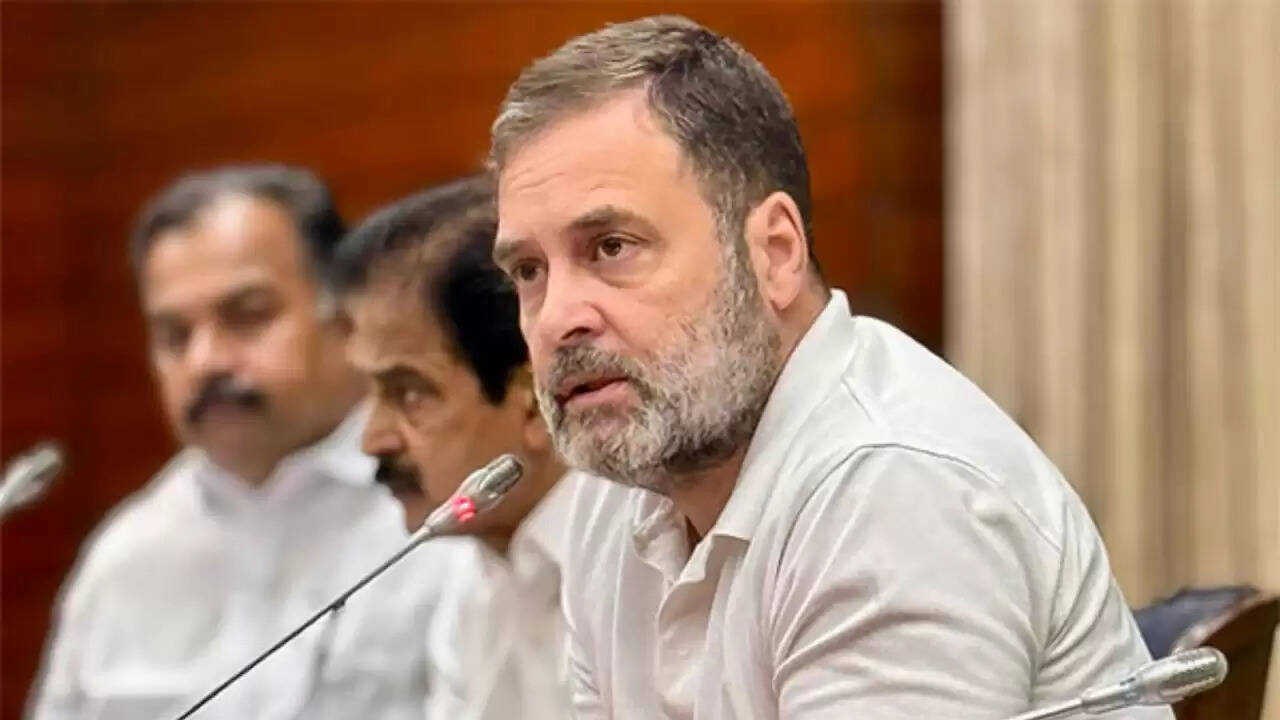 राहुल गांधी का चुनाव आयोग पर गंभीर आरोप: कर्नाटक में वोटों की चोरी का दावा