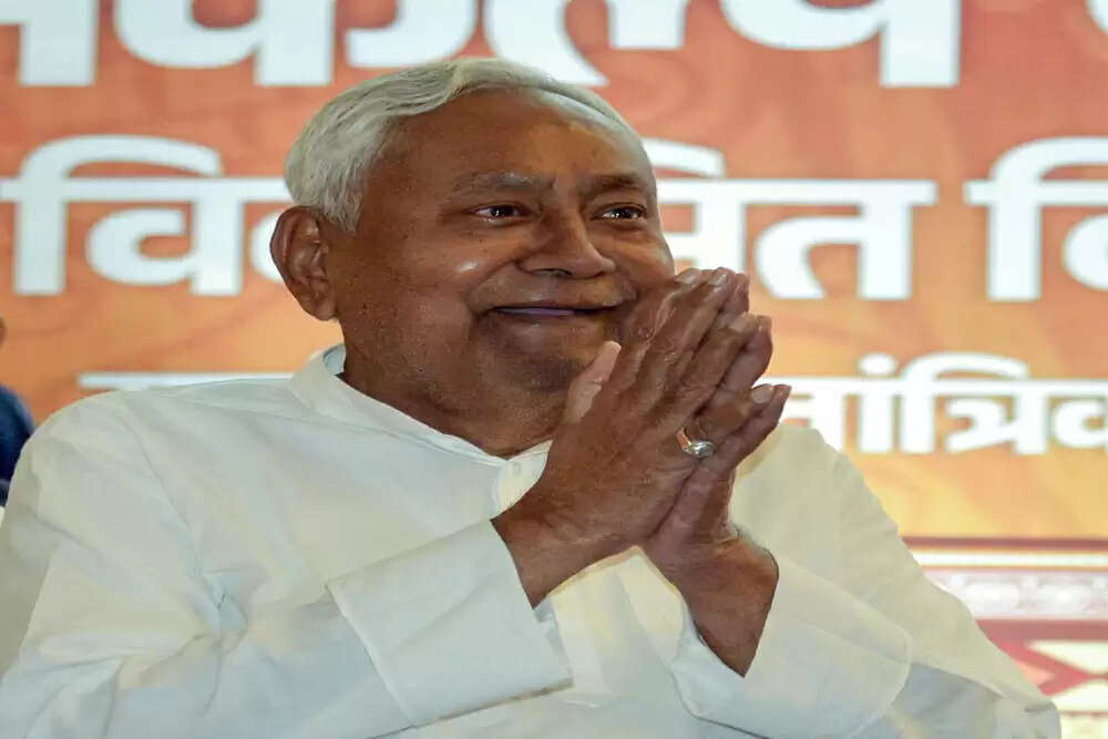 बिहार चुनाव में नीतीश कुमार पर निजी हमलों से बच रही पार्टियां