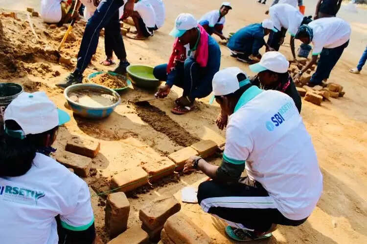 छत्तीसगढ़ : पुनर्वास केंद्र में 35 आत्मसमर्पित नक्सली बने राजमिस्त्री