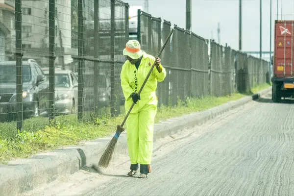 भारतीय सॉफ्टवेयर इंजीनियर ने कोडिंग छोड़कर रूस में सफाई का काम किया