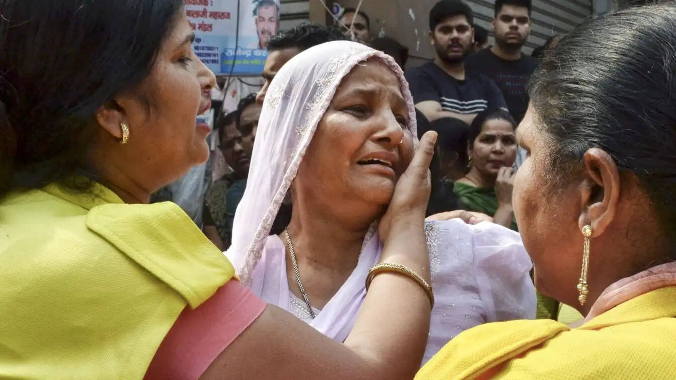 दिल्ली के होटल में आग से 21 लोगों की मौत, एक परिवार की कहानी दिल दहला देने वाली