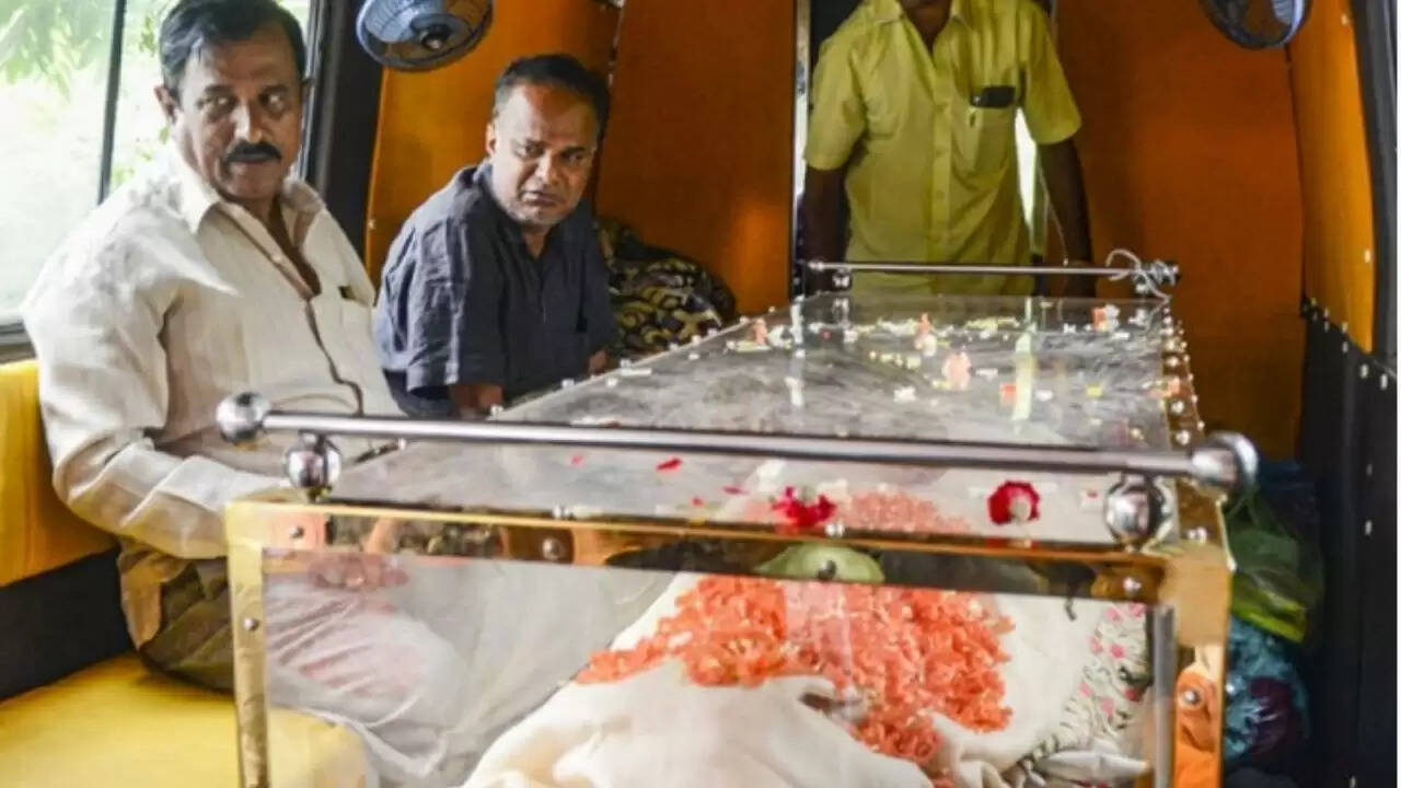 बेंगलुरु में क्रिकेट मैच के दौरान भगदड़ में हुई त्रासदी: 11 की मौत और गहनों की चोरी का मामला