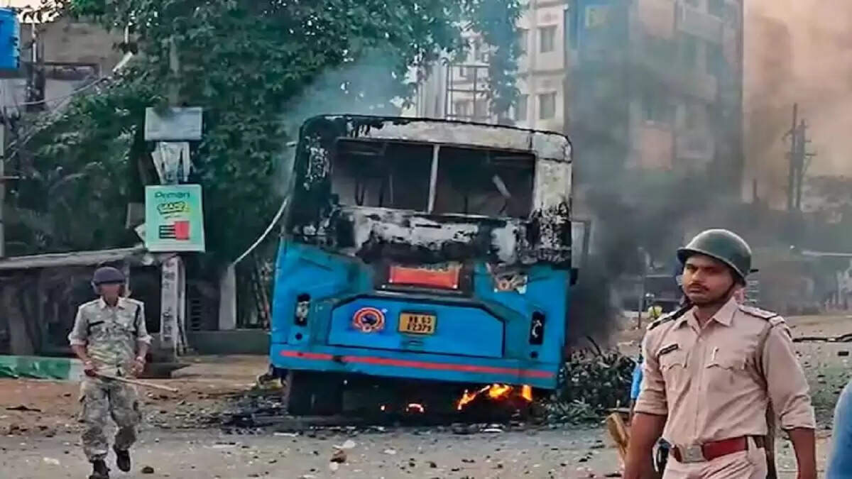 कोलकाता में मंदिर के पास हिंसा: पुलिसकर्मियों पर पथराव, कई घायल
