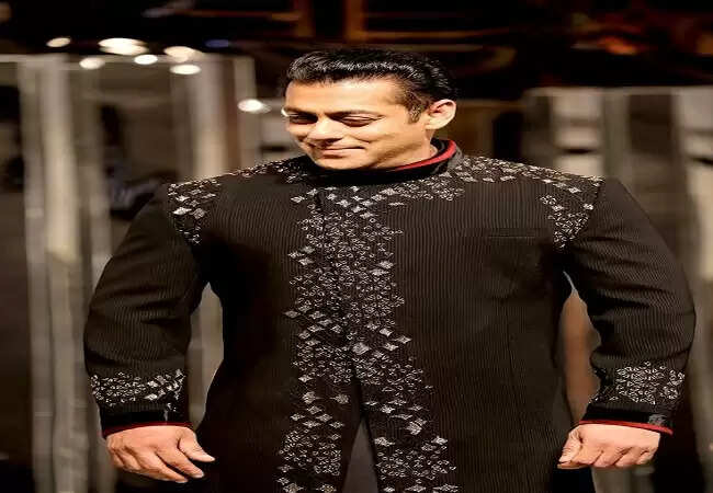 सलमान खान का नया लुक: फैशन शो में छाए सुपरस्टार
