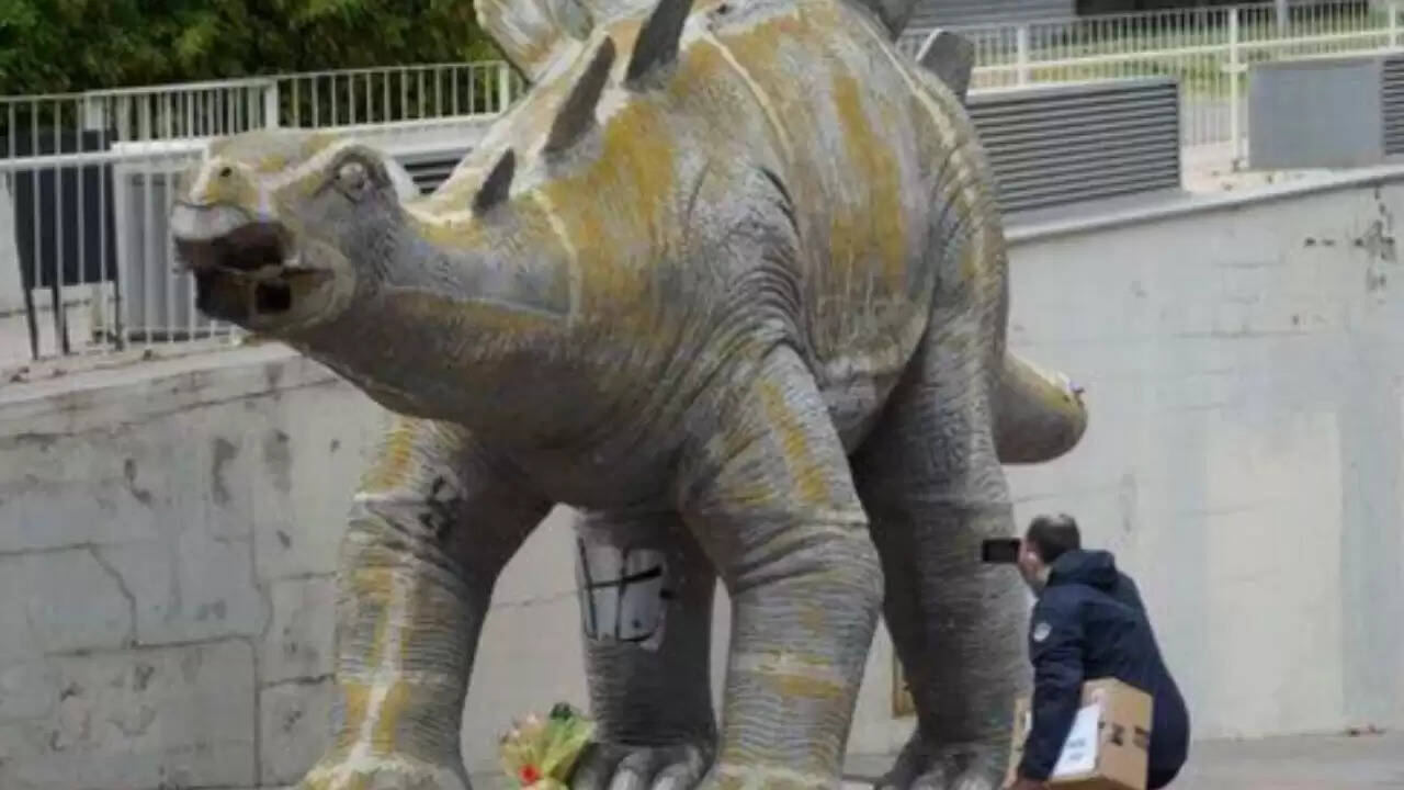 डायनासोर की मूर्ति में फंसे व्यक्ति की दुखद मौत