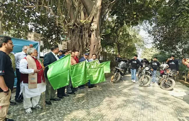 बाइक रैली को वन एवं पर्यावरण मंत्री डॉ. प्रेम कुमार ने हरी झंडी दिखाकर रवाना किया