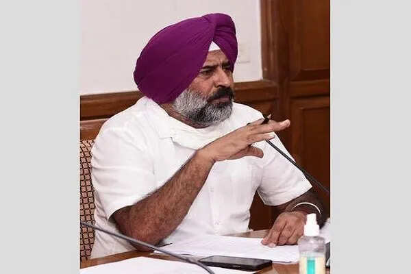 कांग्रेस नेता परगट सिंह ने स्वास्थ्य फंड रोकने की निंदा की