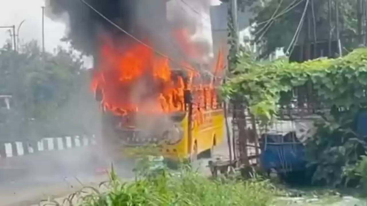 मेरठ में स्कूल बस में आग लगने से बच्चों की जान बची