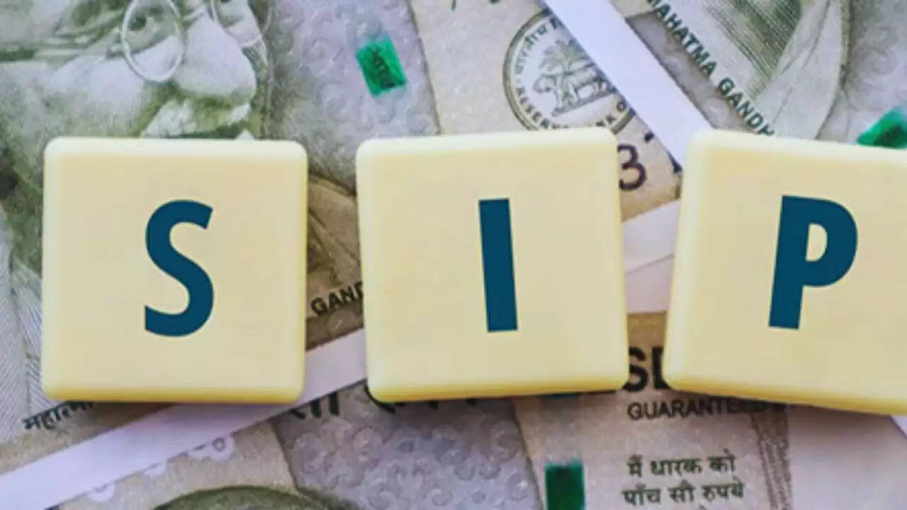 क्या SIP निवेश में गिरावट का संकेत है? जानें निवेशकों की बदलती रणनीतियाँ