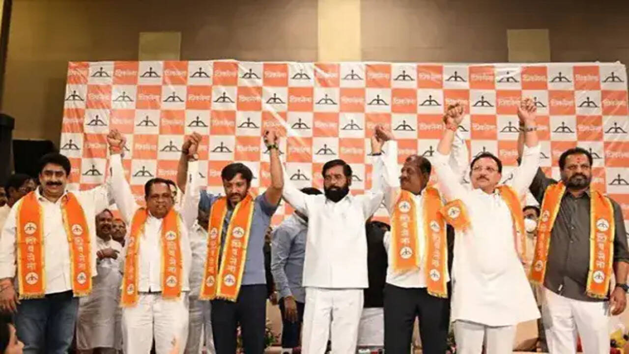 उद्धव ठाकरे को बड़ा झटका: 6 बागी सांसदों का शिंदे गुट में विलय