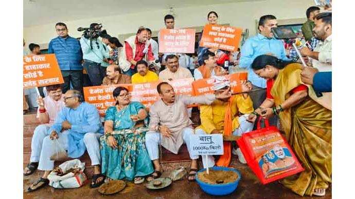 भाजपा विधायकों ने विधानसभा के बाहर बालू बेचकर जताया विरोध