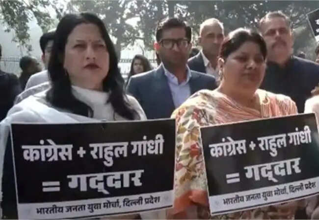 कांग्रेस यूथ के 'शर्टलेस' प्रदर्शन पर भाजपा का तीखा विरोध