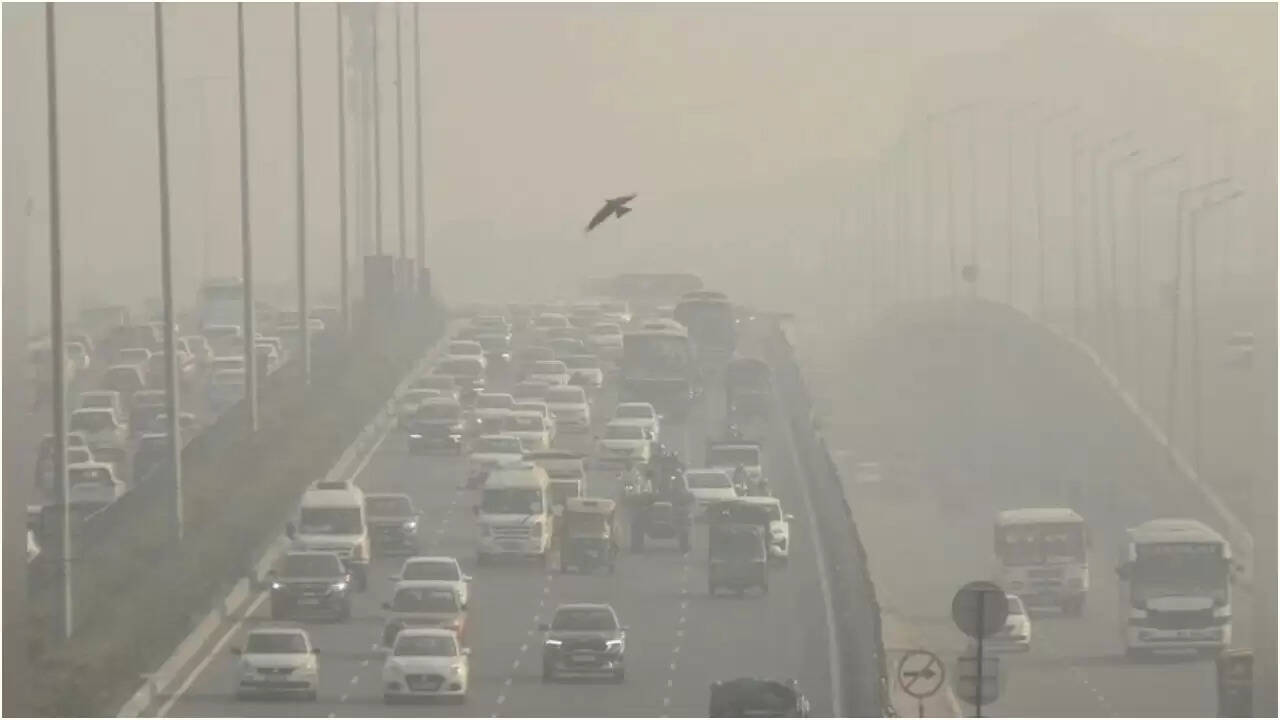 दिल्ली में प्रदूषण का स्तर बढ़ा, AQI 210 तक पहुंचा