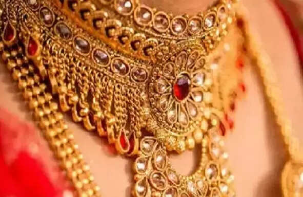 सोने के दामों में वृद्धि, चांदी की कीमतें स्थिर