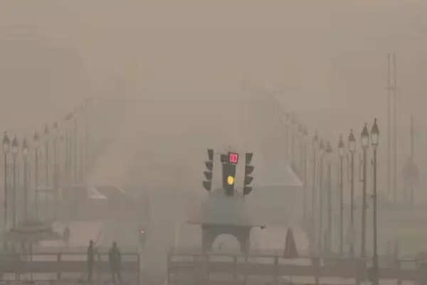 दिल्ली-एनसीआर में घने कोहरे और प्रदूषण का कहर