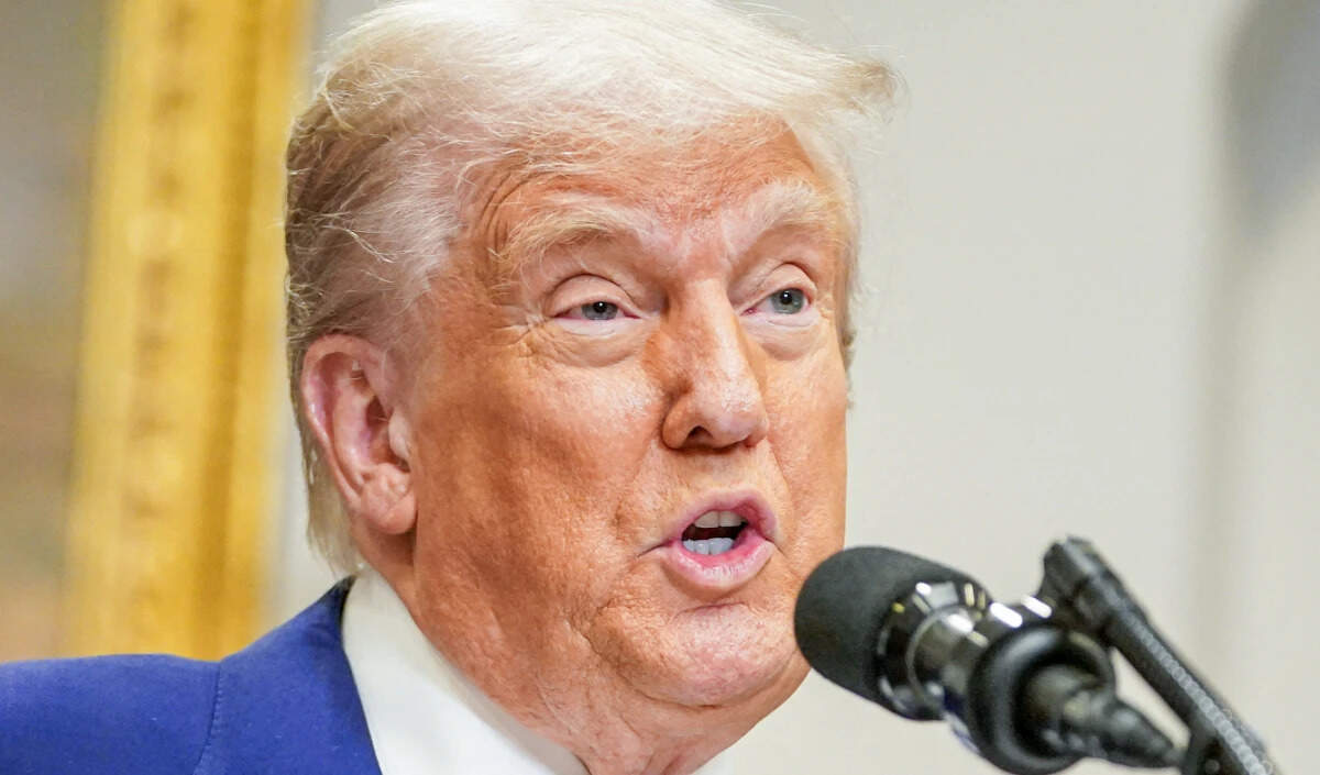 डोनाल्ड ट्रंप के विवादास्पद बयान पर उठे सवाल, F-15 विमानों के नुकसान को बताया मामूली