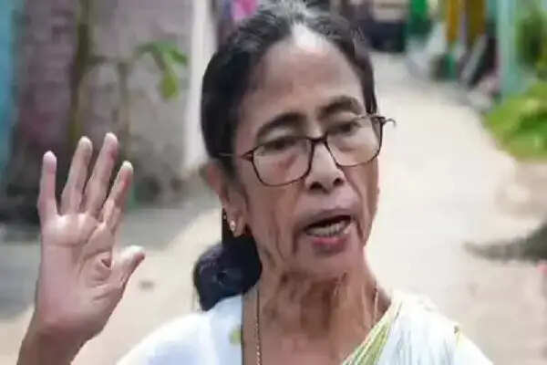 पश्चिम बंगाल में सीआईडी की छापेमारी, ममता बनर्जी के कार्यालय में विवाद