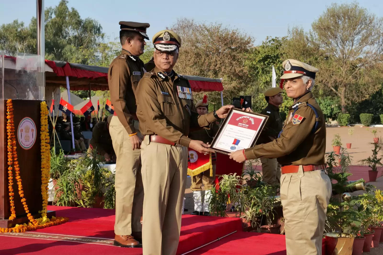 उत्कृष्ट कार्य करने वाले पुलिस अधिकारियों को डीजीपी ने केंद्रीय गृह मंत्री पदक,अति उत्कृष्ट सेवा पदक , उत्कृष्ट सेवा पदक, एवं डीजीपी डिस्क से किया सम्मानित