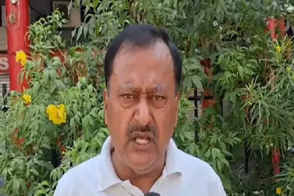 कश्मीर की स्थिति पर शशि थरूर की प्रशंसा पर कांग्रेस प्रवक्ता का तीखा हमला