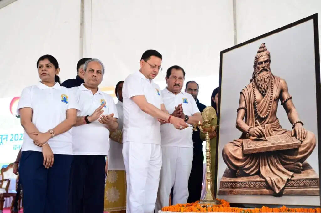 मुख्यमंत्री धामी ने अंतर्राष्ट्रीय योग दिवस पर बनबसा में सामूहिक योगाभ्यास किया