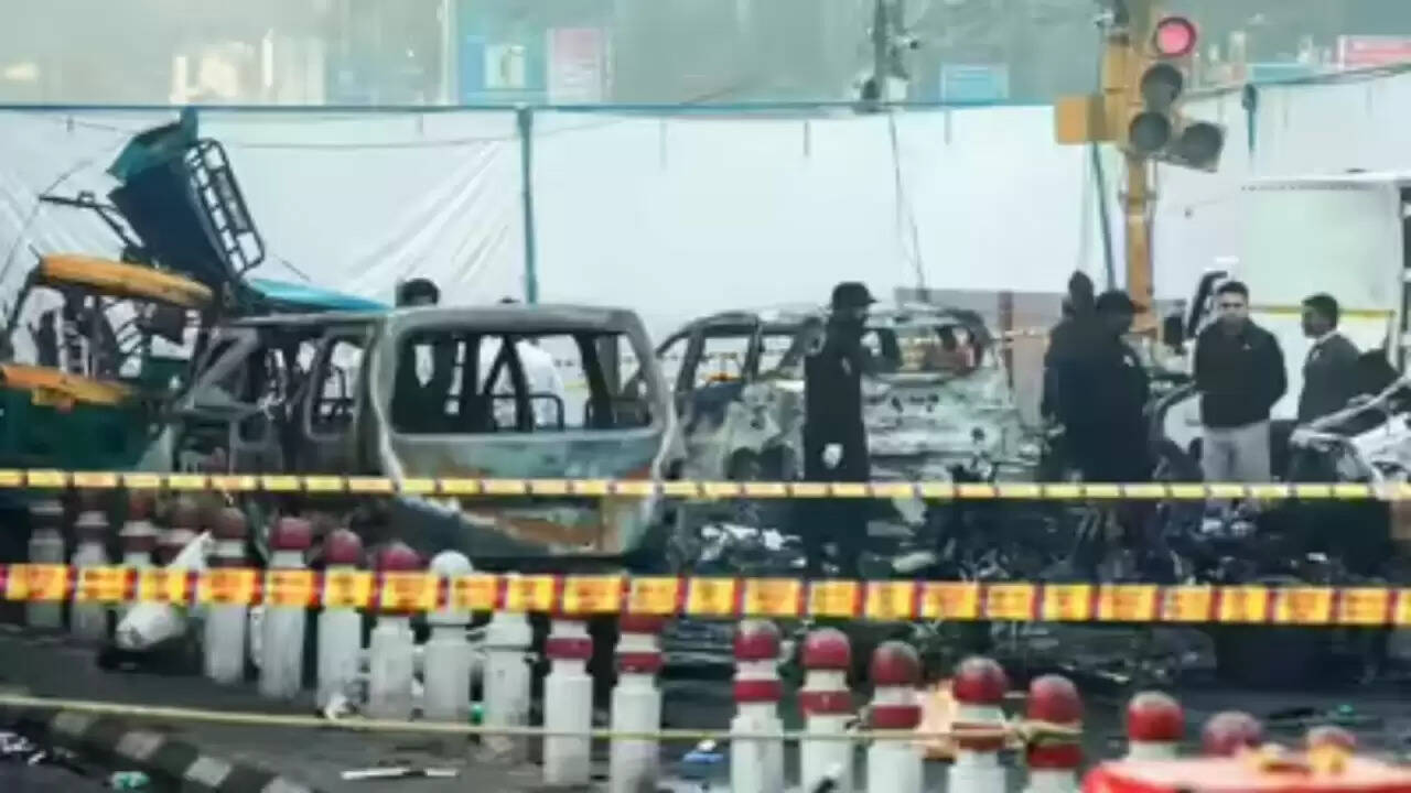 दिल्ली धमाके से जुड़ी लाल EcoSport कार की तलाश में पुलिस, पीएम मोदी ने घायलों से की मुलाकात