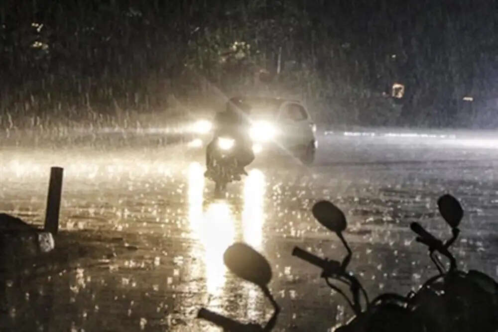 एनसीआर में मौसम में बदलाव, बारिश और ठंड का अनुमान