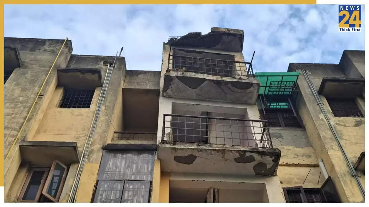 ग्रेटर नोएडा में बारिश से निर्माण में खामियां, छज्जा और प्लास्टर गिरने की घटनाएं