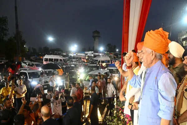 अमरनाथ यात्रा का पहला जत्था जम्मू से रवाना, उपराज्यपाल ने दिखाई हरी झंडी
