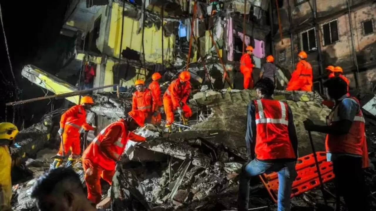 विरार में इमारत ढहने से 15 लोगों की मौत, बचाव कार्य जारी