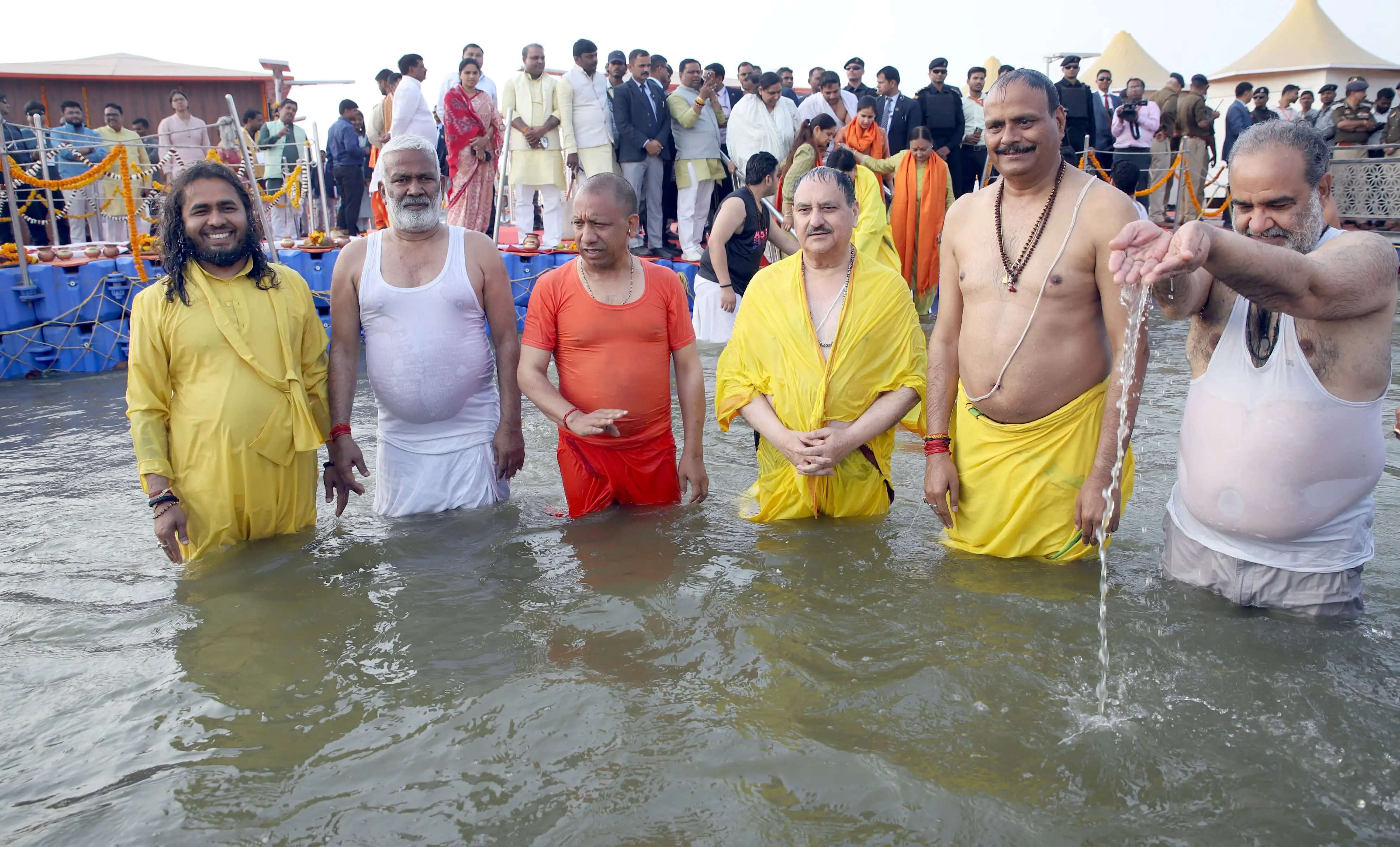 महाकुम्भ में पहुंंचे भाजपा के राष्ट्रीय अध्यक्ष जेपी नड्डा व उ0प्र0 के मुख्यमंत्री योगी आदित्यनाथ संगम में स्नान करते