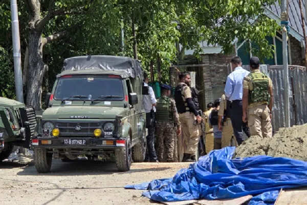जम्मू-कश्मीर में आतंकवाद विरोधी अभियान: हथियारों और गोला-बारूद की बरामदगी