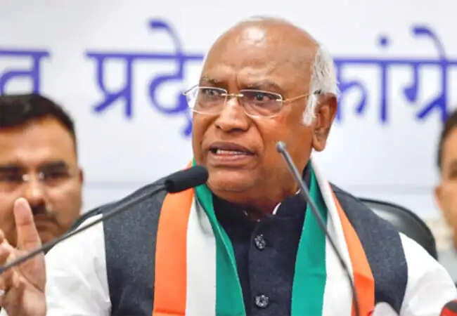 विपक्षी राजनीतिक संकट: खड़गे का मोदी सरकार पर हमला