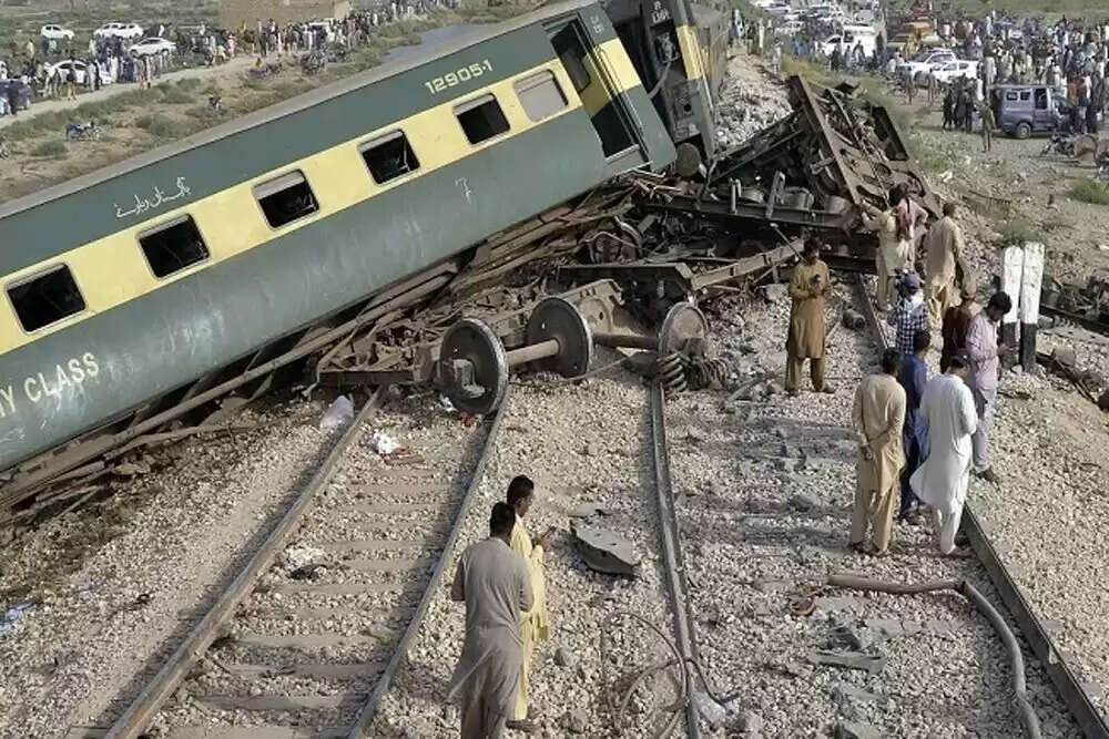 पाकिस्तान में जाफर एक्सप्रेस ट्रेन पटरी से उतरी, बलूच अलगाववादियों ने ली जिम्मेदारी
