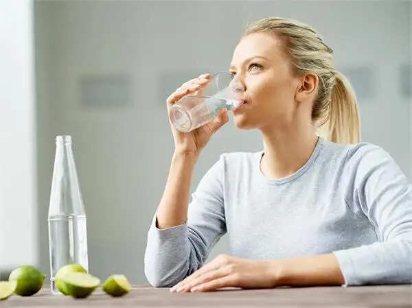 सुबह खाली पेट पानी पीने के अद्भुत फायदे: जानें क्यों है यह जरूरी