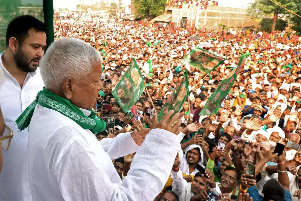 बिहार में तेजस्वी यादव का चुनावी प्रचार: परिवार में विवाद और रणनीतियाँ