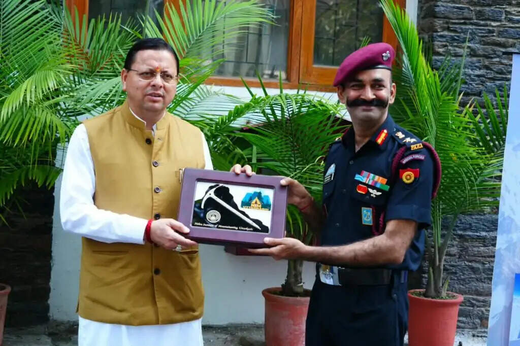 मुख्यमंत्री धामी ने नेहरू पर्वतारोहण संस्थान के चार सफल अभियानों का किया फ्लैग-इन