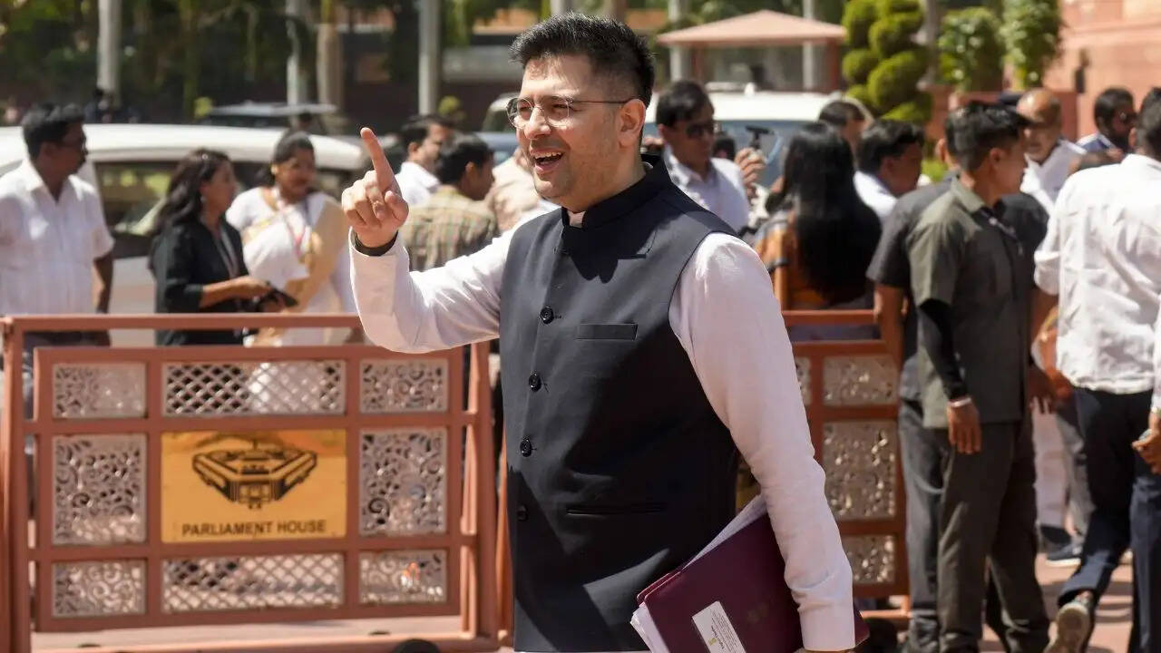 राज्यसभा में राघव चड्ढा का विवादास्पद बयान, आम आदमी पार्टी में बढ़ी असहजता